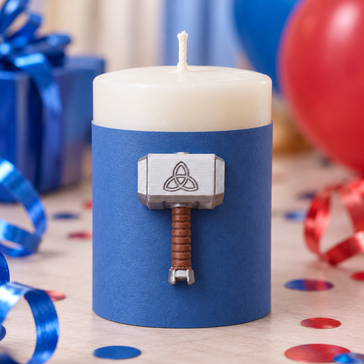 Ideia ilustrativa de mini martelo aplicado na base decorativa de uma vela de aniversário