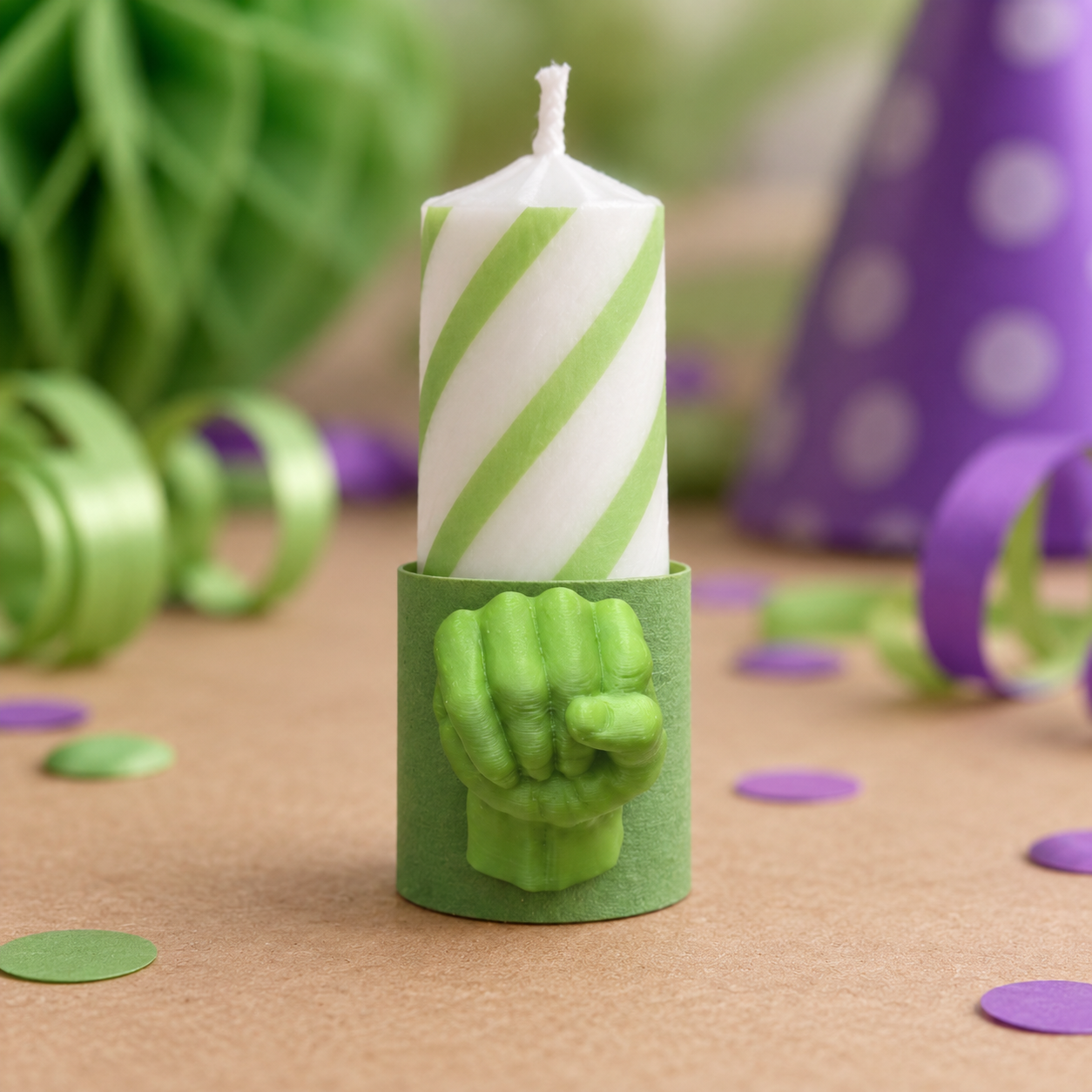 Ideia ilustrativa de mini mão do Hulk no envoltório decorativo de vela de aniversário